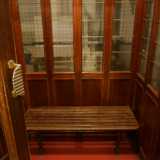 Non � stato invece toccato l�antico ed elegante ascensore in legno scuro dotato di panca